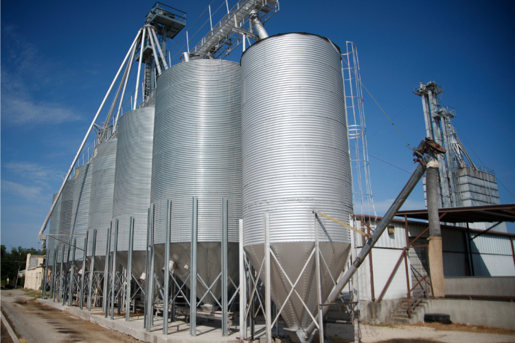 grain-bins-picture-id92237655.jpg