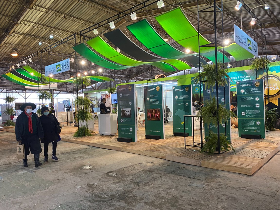 Estão presentes no estande equipes da Superintendência Federal de Agricultura, da Embrapa, da Conab e da Rede de Laboratórios Federais de Defesa Agropecuária