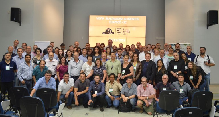 Participantes da Reaf visitam Cooperativa Aurora, em Chapecó
