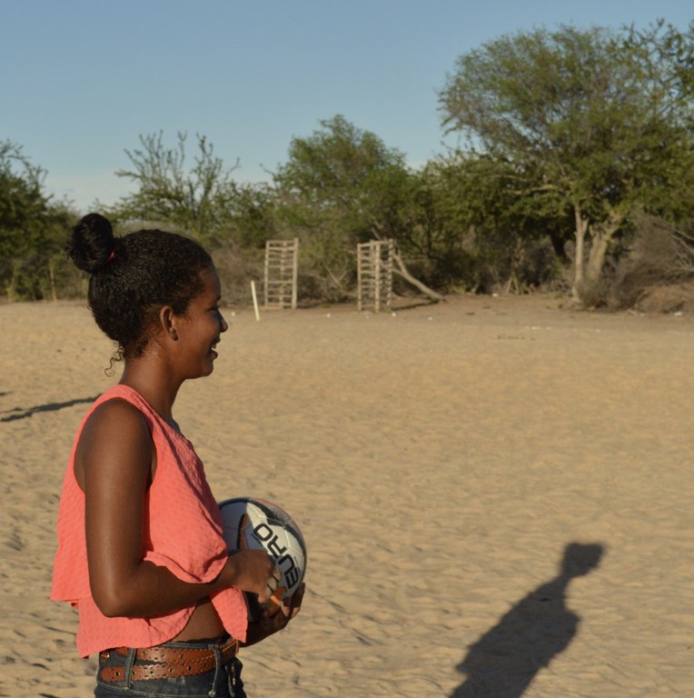 Meninas jogam partida de futebol na Fazenda Santarém