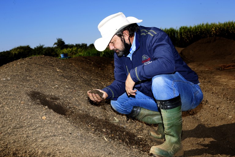 Na Fazenda Malunga, a cama dos animais é feita a partir de uma mistura de resíduos orgânicos com rochas remineralizadas