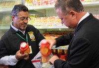 Blairo Maggi participa de inspeção de carnes em supermercado de Brasília
