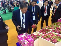 Blairo Maggi visita feira de frutas em Hong Kong