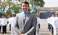 Eumar Novacki é condecorado no Dia do Aviador