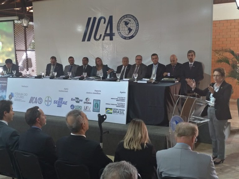 iica ministra1.jpeg