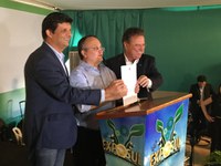 Ministro e governador Pedro Taques assinam protocolo para alterar calendário de vacinação contra aftosa em MT