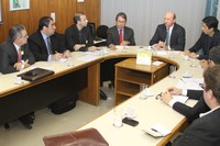 Neri Geller recebe representantes de seguradoras