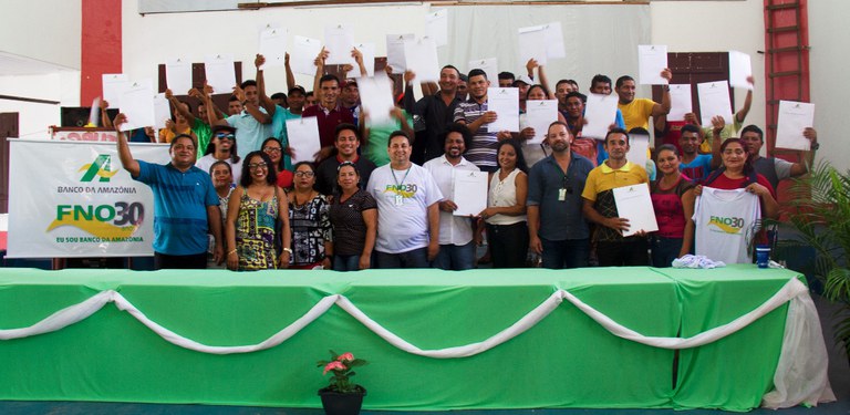 Extrativistas comemoram assinatura de contrato do Pronaf