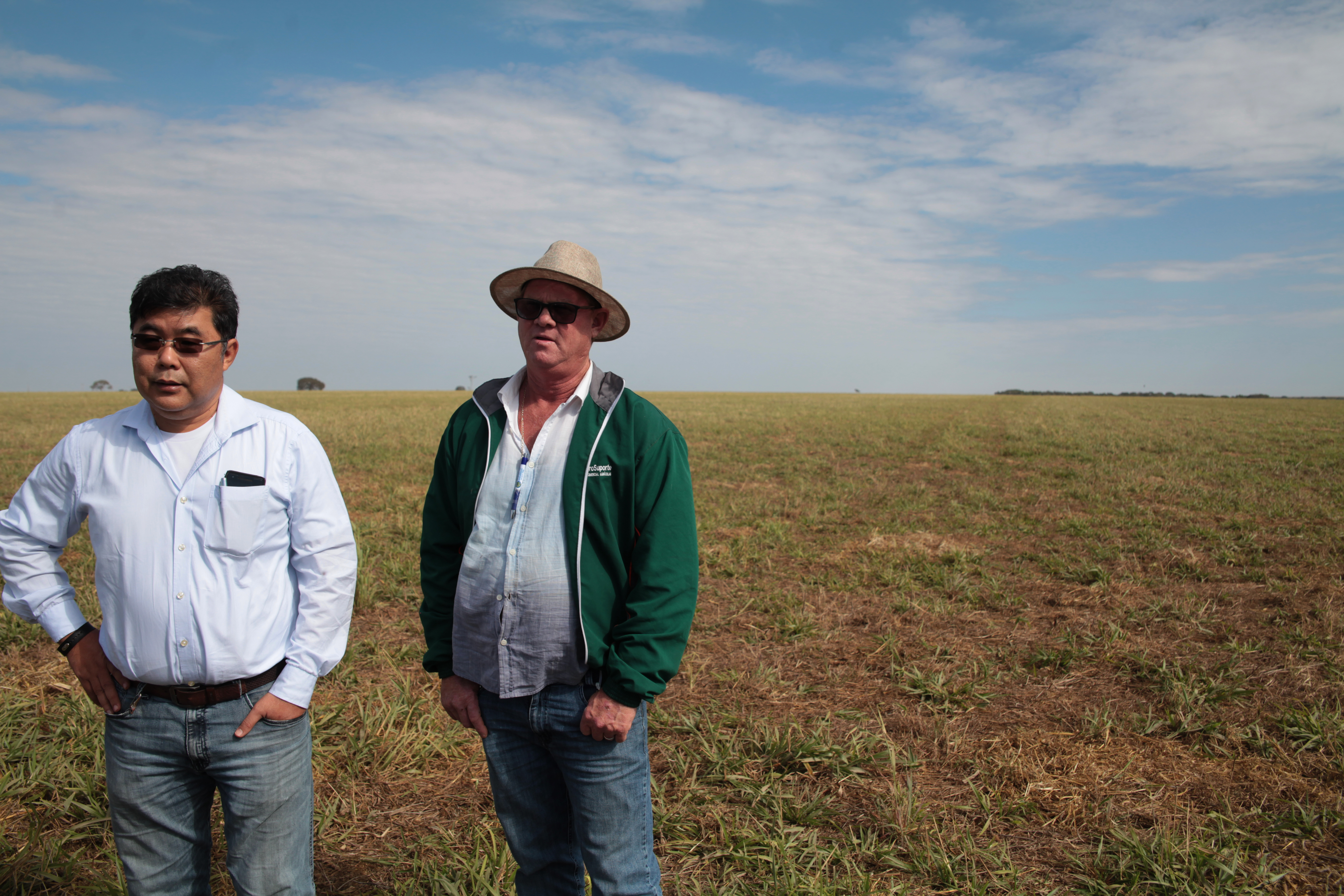 Giberto Yuki (esq.) fala das vantagens do uso de bioinsumos na plantação