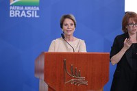 Tereza Cristina se despede do cargo de ministra e destaca conquistas dos produtores rurais nos últimos três anos; Marcos Montes é o novo ministro