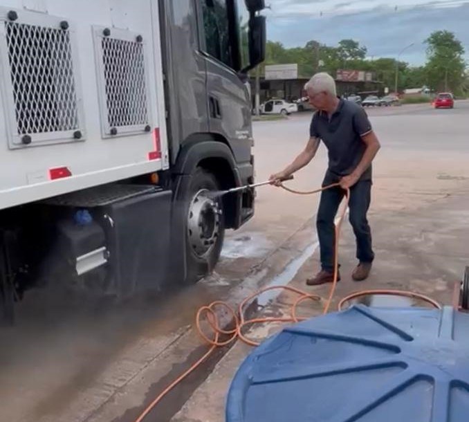 Foto 03 SFA-MS Desinfecção de veículo de carga.jpg