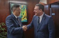 Ministro Fávaro recebe embaixador da China para tratar do caso de EEB no Brasil