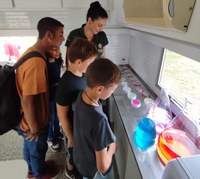 Rede de laboratórios demonstra como são feitas as análises no leite em feira no Rio Grande do Sul