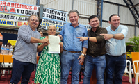 Fávaro entrega títulos de propriedade em assentamento de Cáceres