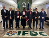 Mapa e Embrapa firmam parceria com IFDC nos EUA para fortalecer inovação em fertilizantes