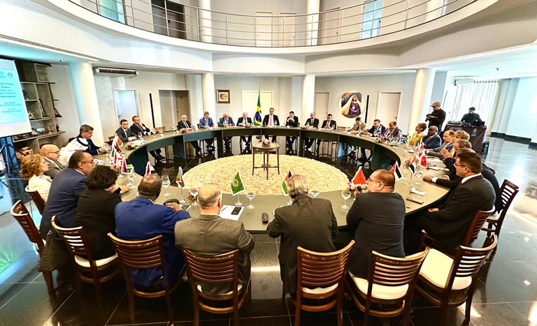 Ministro Fávaro apresenta propostas de cooperação a embaixadores da Liga Árabe.jpg