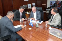 Ministro Fávaro debate ações de recuperação de estradas vicinais em Chapada dos Guimarães