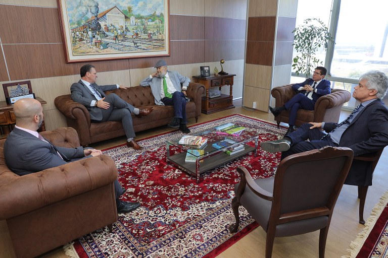 Ministro Fávaro debate políticas sustentáveis em reunião no Mapa