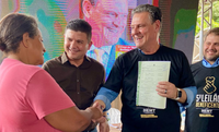Ministro Fávaro realiza entrega de títulos de propriedade a agricultores de Vila Bela da Santíssima Trindade