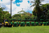 Mapa entrega 51 máquinas agrícolas para municípios de Pernambuco