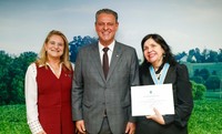 Ministro Carlos Fávaro homenageia Mariangela Hungria com a Medalha Apolônio Salles