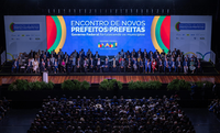 Ministro Carlos Fávaro participa da abertura do Encontro de Novos Prefeitos e Prefeitas