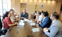 Ministro Fávaro recebe convite para participar de feiras agropecuárias em Brasília