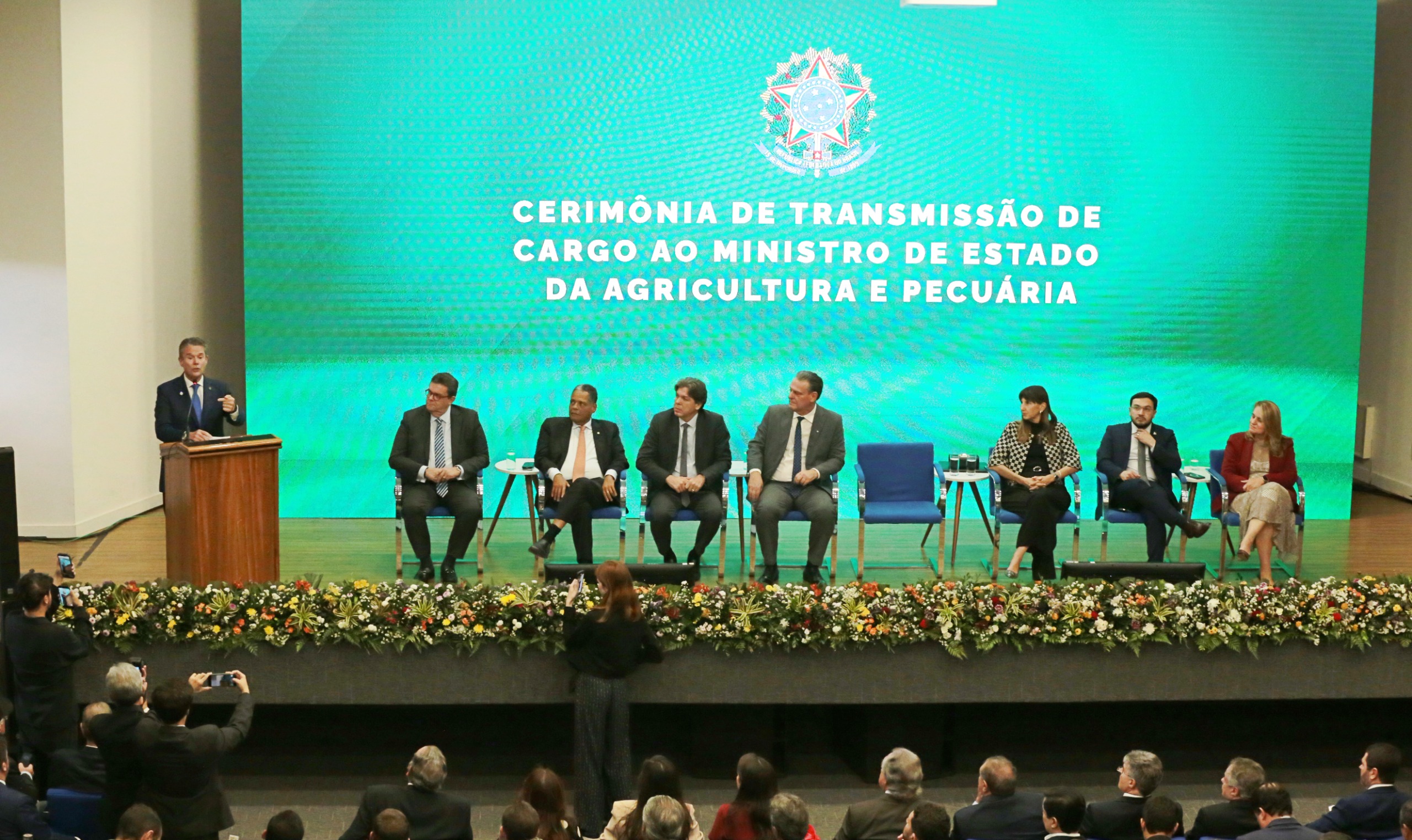 Novo ministro da Agricultura e Pecuária toma posse em cerimônia em Brasília
