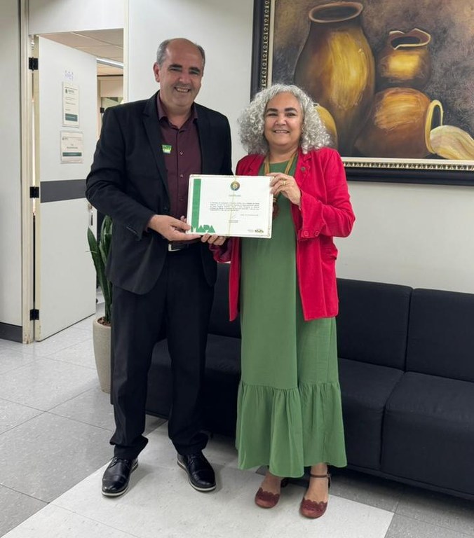 Superintendente recebendo o certificado em Brasília.jpeg