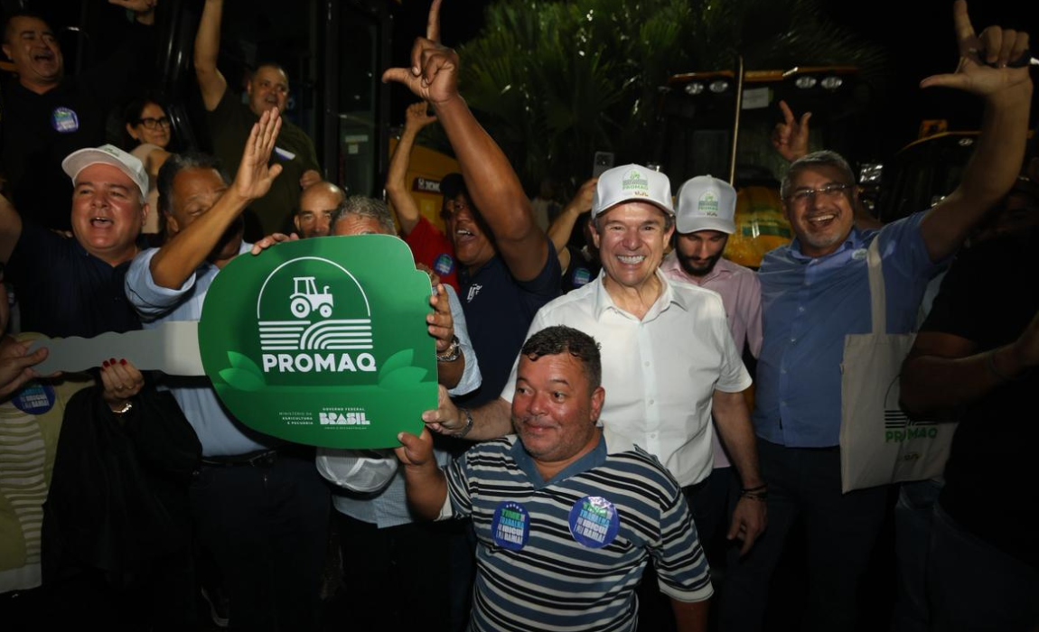 Foram distribuídas retroescavadeiras, motoniveladoras e caminhões basculantes para reforçar a infraestrutura rural e apoiar o escoamento da produção agrícola na Bahia