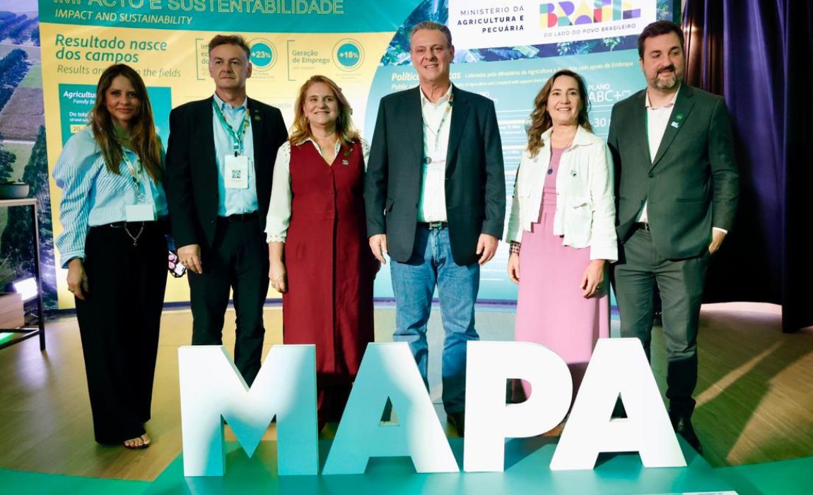 Recebido pela presidente da Embrapa, Silvia Massruhá, ministro destaca ciência, tecnologia e responsabilidade ambiental como bases da produção agropecuária brasileira