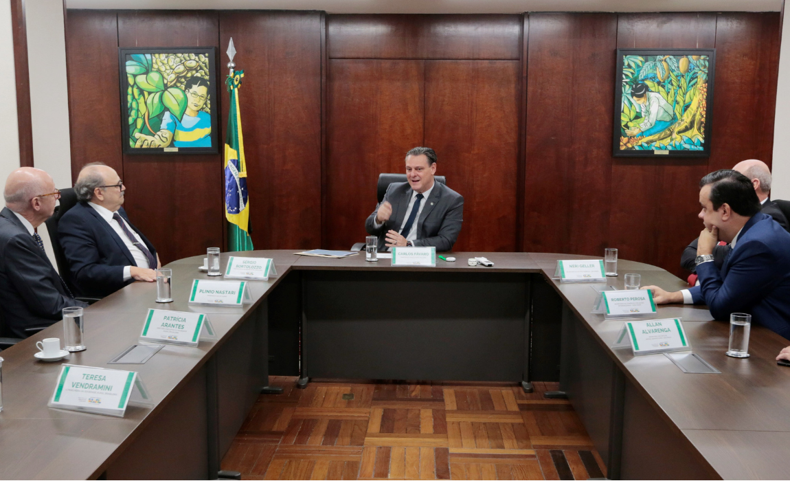 Ministro Fávaro recebe representantes da Sociedade Rural Brasileira