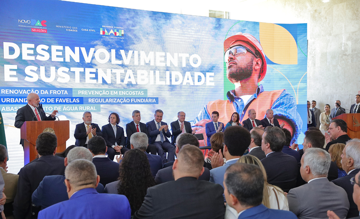 Investimentos anunciados nesta quarta-feira (8) no Palácio do Planalto totalizam R$ 18,3 bilhões para melhorar qualidade de vida nas cidades e no campo. Evento contou a presença do ministro Carlos Fávaro