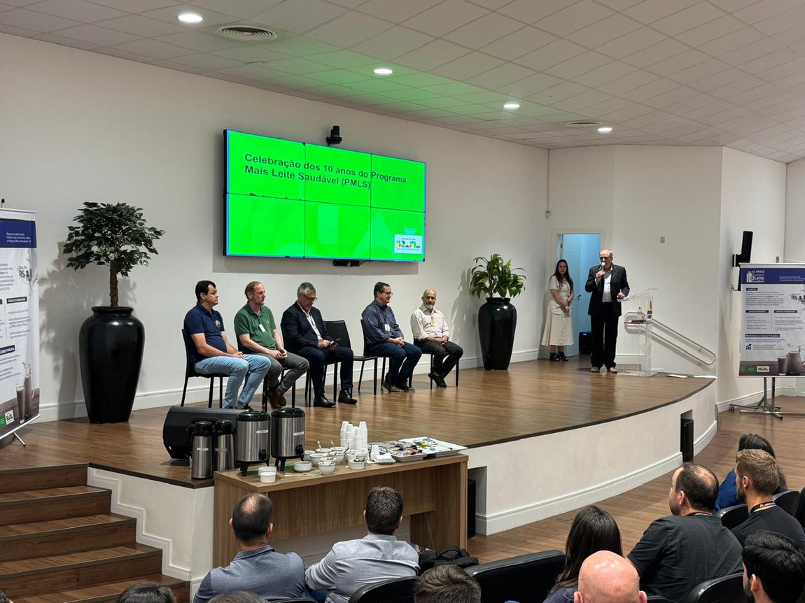 Evento da SFA-SC reuniu produtores, técnicos, laticínios e parceiros em Chapecó e São José, destacando os avanços na qualidade do leite e no fortalecimento da cadeia produtiva