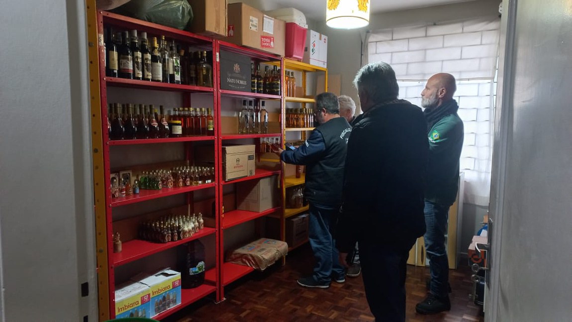 Mapa e Polícia Civil apreendem bebidas clandestinas em Curitiba