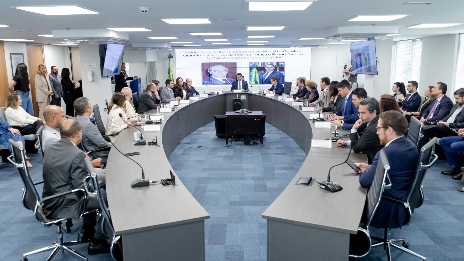 AGU homenageia ex-advogados da União com inauguração da Ala Ministro Geraldo Quintão