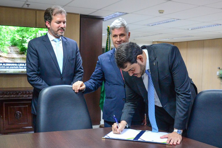 Assinatura portaria Foto Raul Pereira MDA.jpg