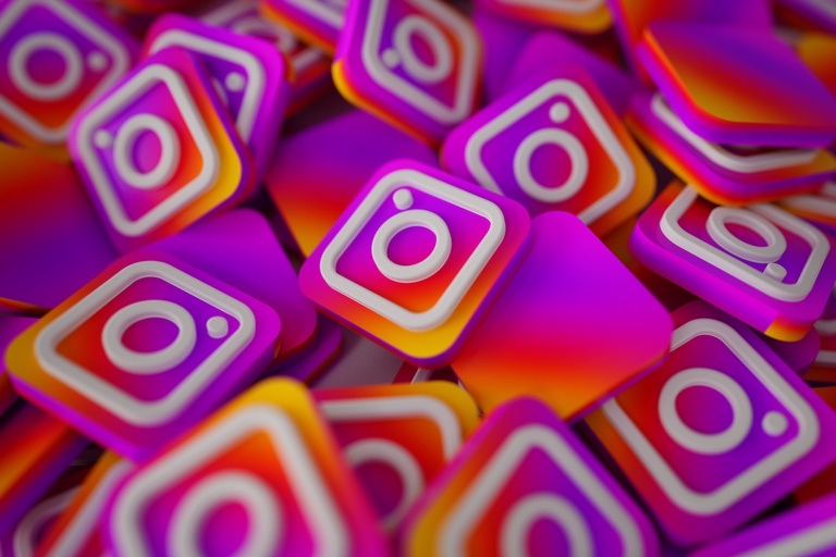 pile-3d-instagram-logos.jpg