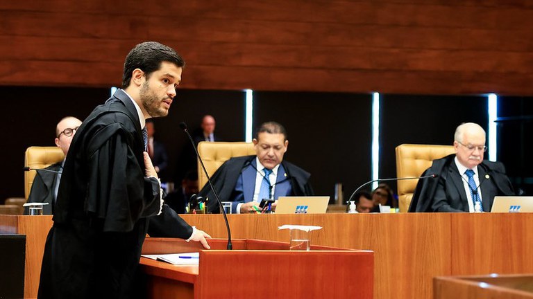 AGU Carmona Rosinei Coutinho STF.jpg