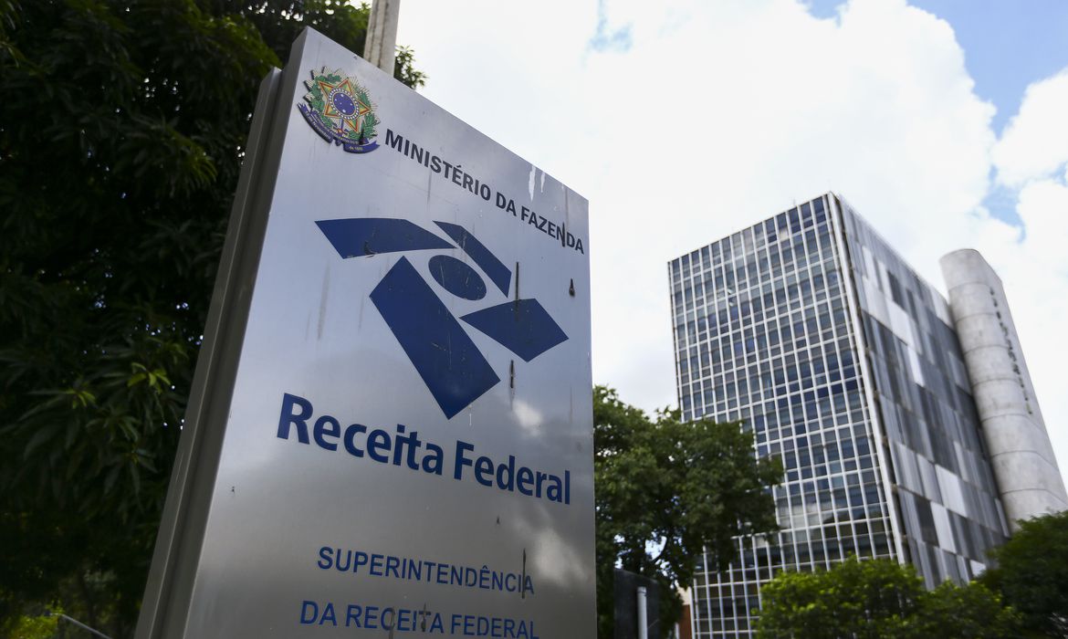 AGU evita que salário de servidores de nível médio da Receita Federal seja  equiparado indevidamente ao de nível superior — Advocacia-Geral da União
