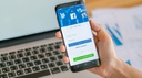 Facebook celular FREEPIK.jpeg