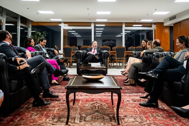 Equipe entregou edição da Revista da AGU ao ministro Barroso