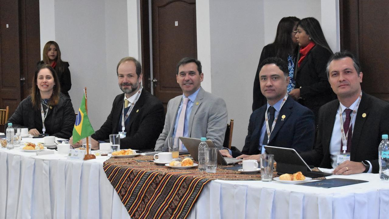 Delegação brasileira na Assembleia Extraordinária da ALAP foi liderada por Flavio Roman (centro), AGU Substituto