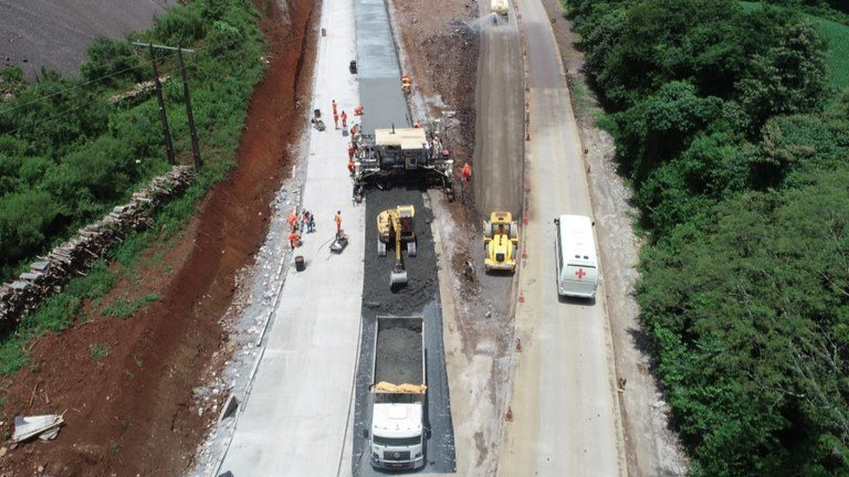 Valor era cobrado por supostos atrasos e prejuízos no pagamento de serviços de construção e recuperação de estradas