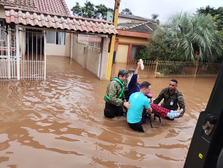 Militares da FAB durante resgate no Rio Grande do Sul