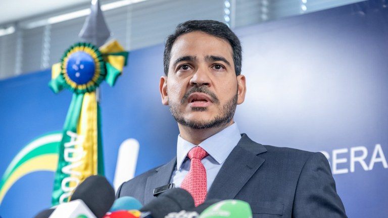 IOF Coletiva Daniel Estevao AGU.jpg