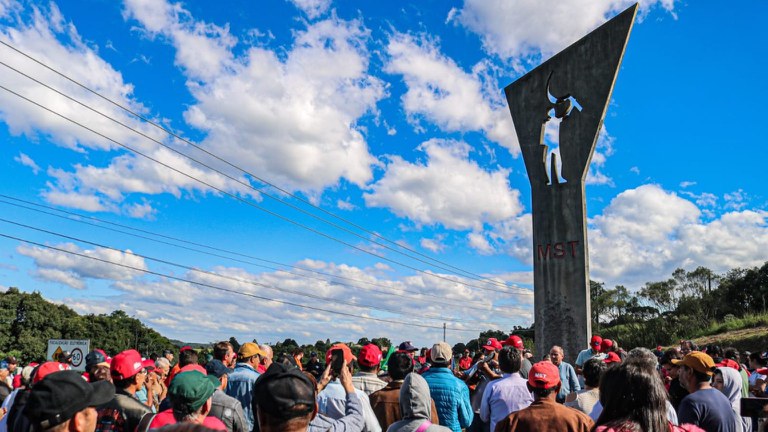 Monumento en memoria de Antonio Tavares, por Oscar Niemeyer y construido cerca del lugar de la masacre Foto Juliana Barbosa MST-PR.jpeg