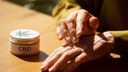 close-de-uma-mulher-usando-creme-cbd-para-dor.jpg