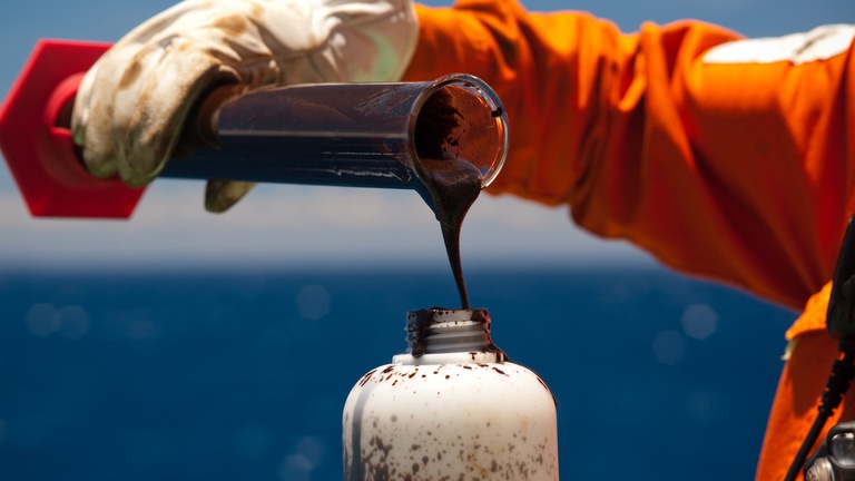 Amostra_de_Petróleo_Crédito_Roberto Rosa_Agência Petrobras (1).jpg