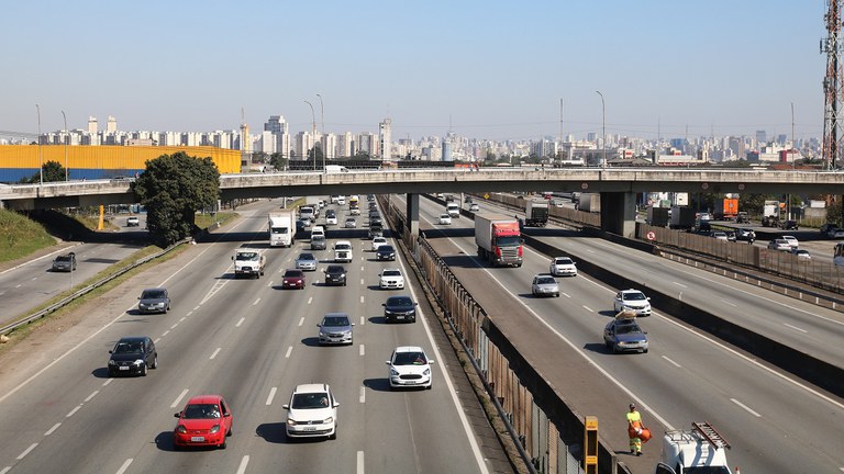 Trânsito de veículos na Rodovia Presidente Dutra Foto Rovena Rosa Agência Brasil.jpg